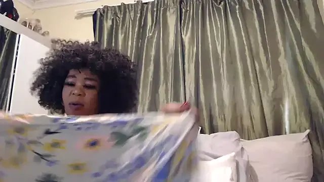 Freechat Foxybrownxx1 on StripChat