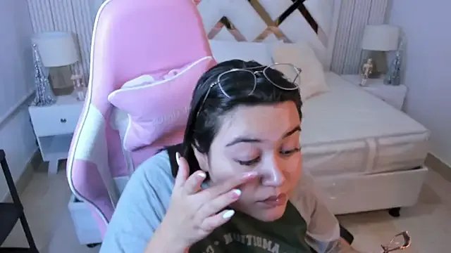 Freechat foxybunny on StripChat