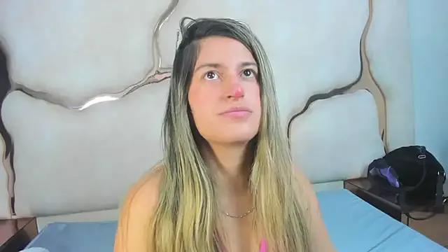 GiaRoussel on StripChat