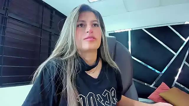 GiaRoussel on StripChat