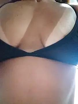 jessy905 — Se masturbando com dildo usando plug 