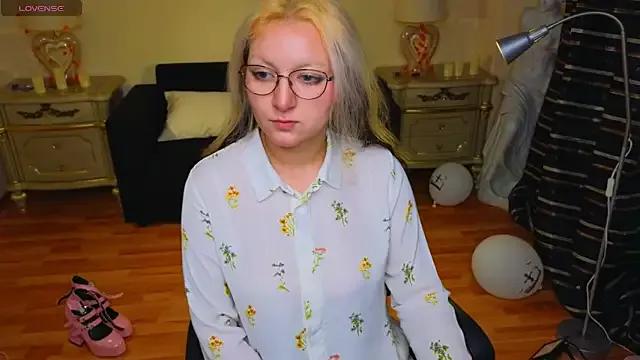 StripChat JuicyLullu is Freechat JuicyLullu — flash boobs