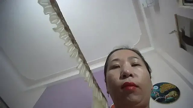 Freechat lyly_asian on StripChat