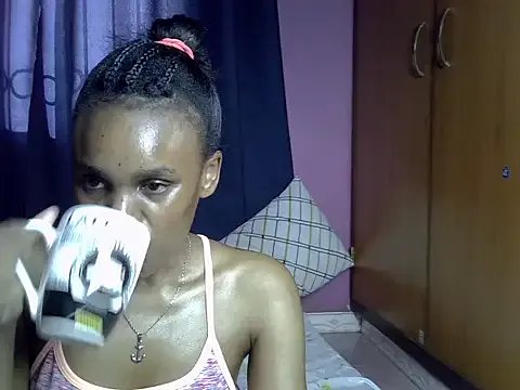 Freechat Queen_petite_ on StripChat