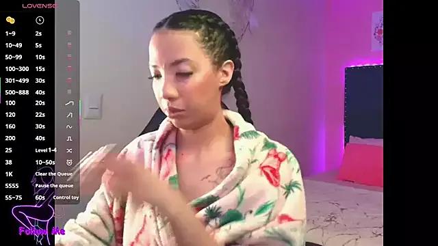 SallyWhitee on StripChat 