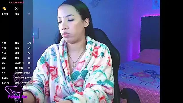 SallyWhitee on StripChat 