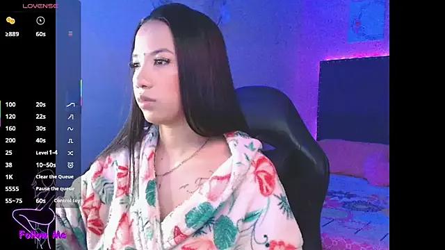 SallyWhitee on StripChat 