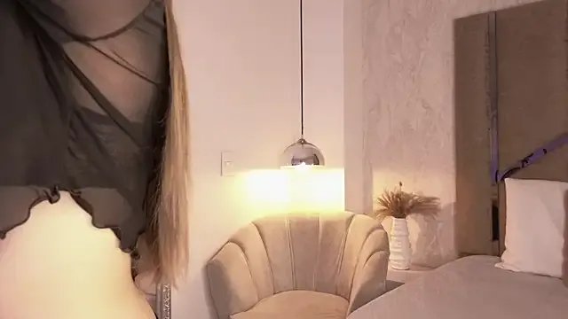 Freechat scarlethlux on StripChat