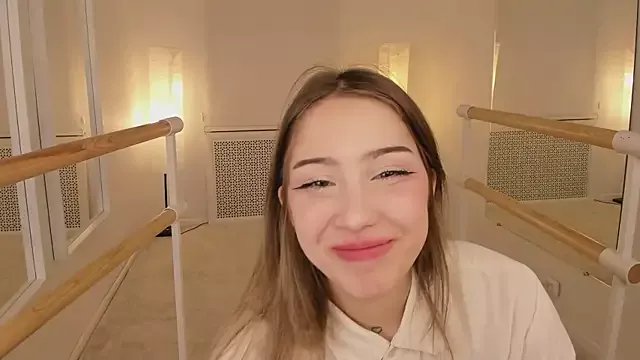 Freechat sillybloom on StripChat