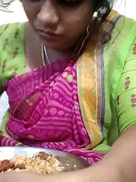 Freechat sweetqueen143 on StripChat