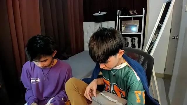 Freechat XloverXsiantwink on StripChat